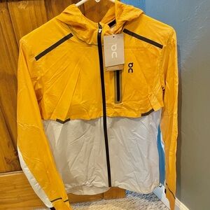 NWT On Running Women’s Weather Jacket Mango/Hail color